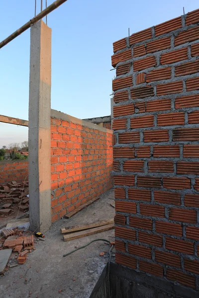 Construcción de edificios residenciales con bloque de ladrillo — Foto de Stock