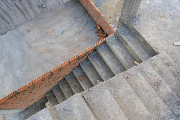 Escalier dans le chantier de construction de bâtiments résidentiels — Photo