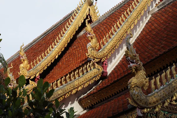 Tempel van het boeddhisme, sculpture decoratie op dak — Stockfoto