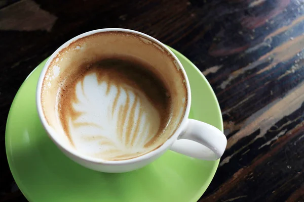 Taza de café sobre mesa de madera — Foto de Stock