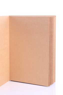 Beyaz arka plan üzerinde boş kağıt açık kitap
