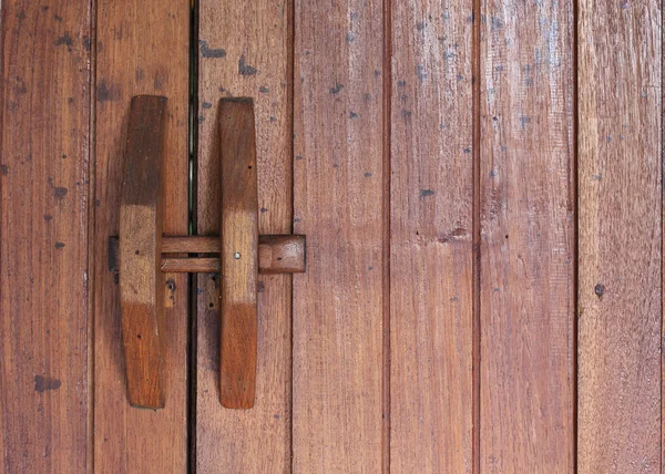 Maçaneta da porta na porta de madeira marrom — Fotografia de Stock