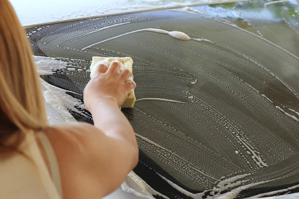 Woman hand hold sponge washing car — Stock Photo, Image