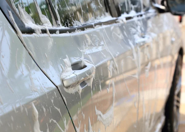 Lavagem de carro com água e limpeza de espuma — Fotografia de Stock