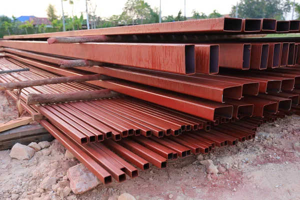 Techo de acero rojo, Materiales de techo para obras de construcción