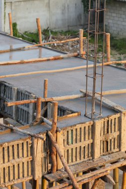 Çimento dökerek Yapı İnşaat evinde