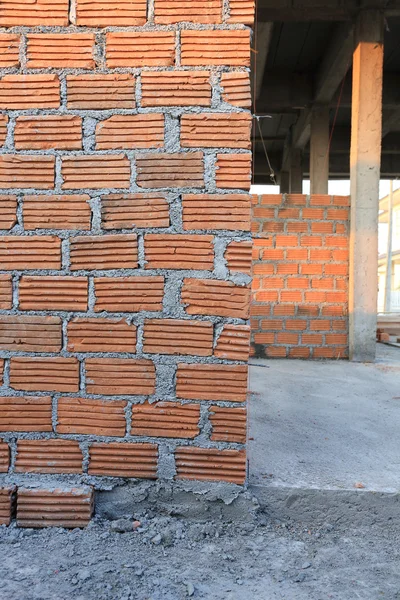 Кирпичный блок на строительной площадке — стоковое фото