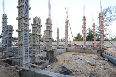 Çimento dökerek Yapı İnşaat evinde