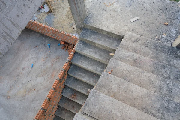 Лестница на строительной площадке жилого дома — стоковое фото