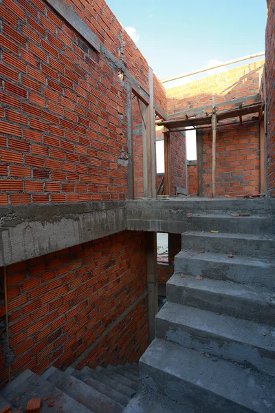 Escadaria em canteiro de obras de edifícios residenciais — Fotografia de Stock