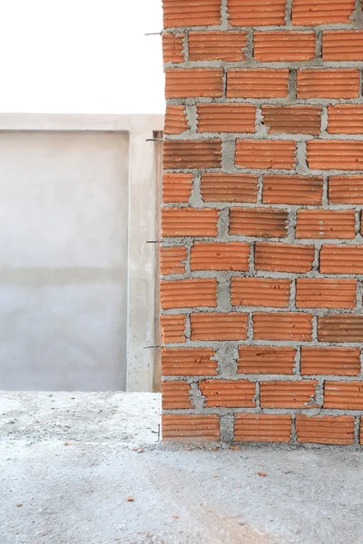 Bloco de tijolos em canteiro de obras residenciais — Fotografia de Stock