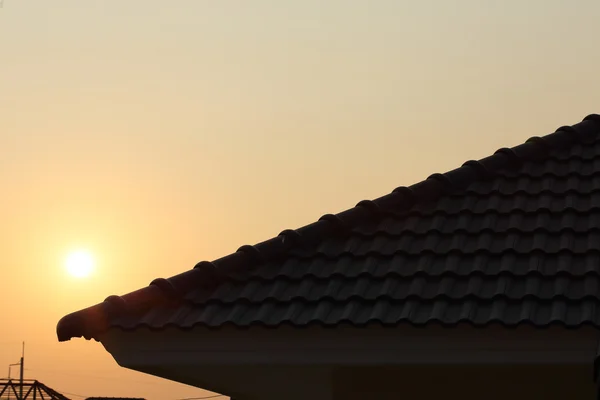 Casas con tejas negras | techo de Tejas negras en una casa nueva con el