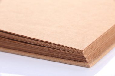 Beyaz arka plan üzerinde boş kağıt açık kitap
