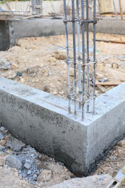Çimento dökerek Yapı İnşaat evinde