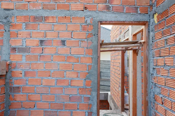 Кирпичная стена в жилом здании — стоковое фото