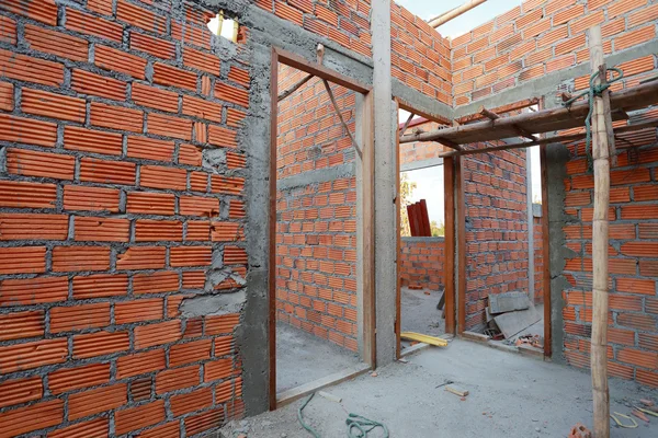 Cihlová zeď v obytné budově staveniště — Stock fotografie