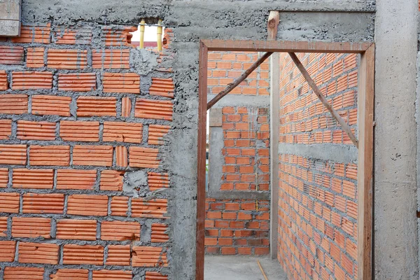 Muro de ladrillo en la construcción de edificios residenciales —  Fotos de Stock