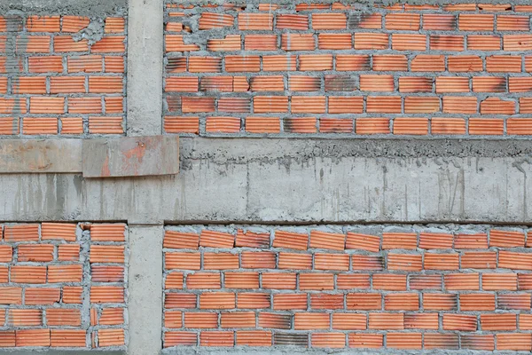 Parede de tijolo em canteiro de obras residenciais — Fotografia de Stock