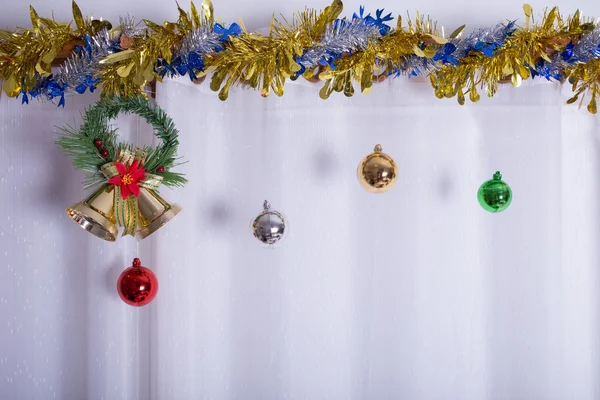 Boże Narodzenie tło, dzwon dekoracji na białe zasłony — Zdjęcie stockowe