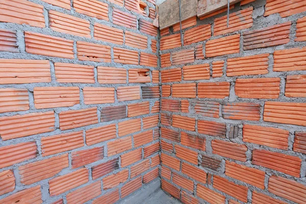 Parede de tijolo em canteiro de obras residenciais — Fotografia de Stock