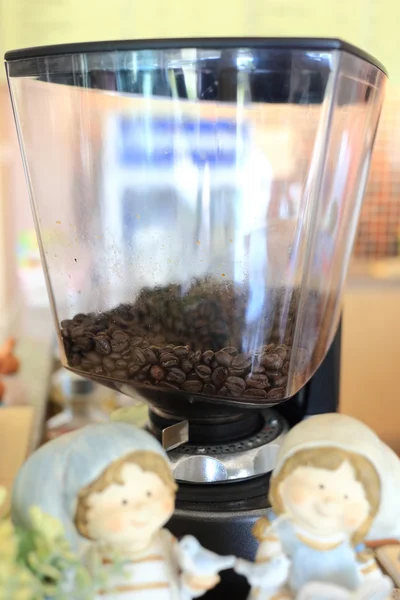 Chicco di caffè nel frullatore al caffè — Foto Stock
