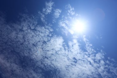 mavi gökyüzü ve bulutlar güneş parlıyor