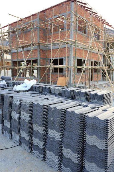 Zwarte tegels dak in de bouw van de bouwplaats — Stockfoto