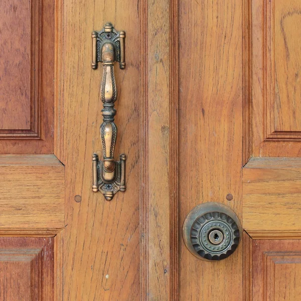 Maniglia della porta sulla porta di legno marrone — Foto Stock