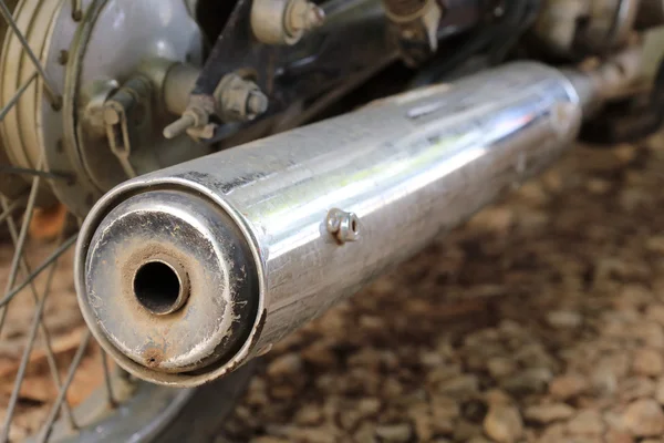 Viejo tubo de escape de la motocicleta sucio —  Fotos de Stock