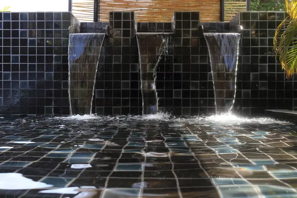 Agua corriente decorada en la piscina — Foto de Stock