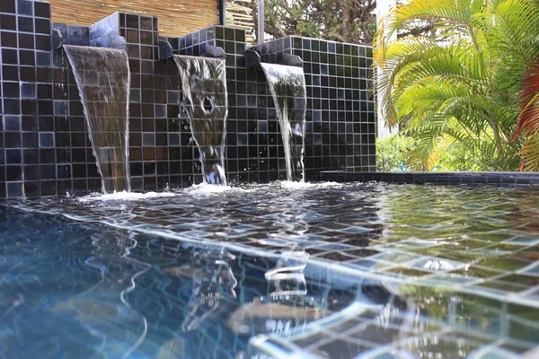 Eau courante décorée dans la piscine — Photo