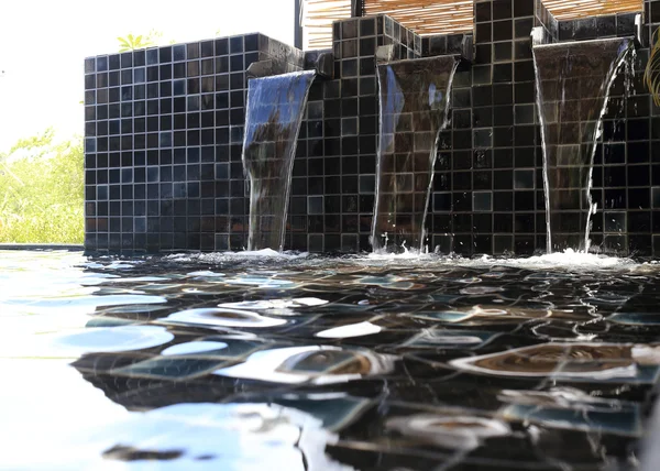 Acqua corrente decorata in piscina — Foto Stock