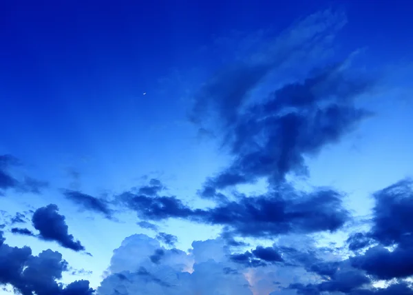 Cielo notturno con sfondo nuvoloso — Foto Stock