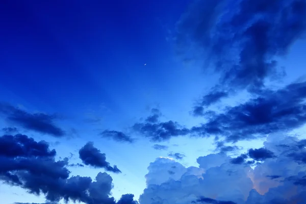 夜晚的天空有云背景 — 图库照片