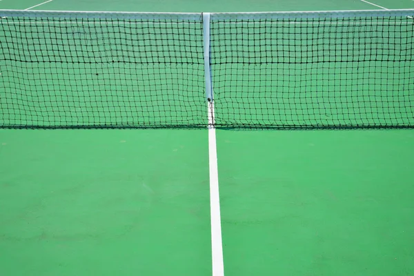 Tennisnetz auf dem grünen Platz — Stockfoto