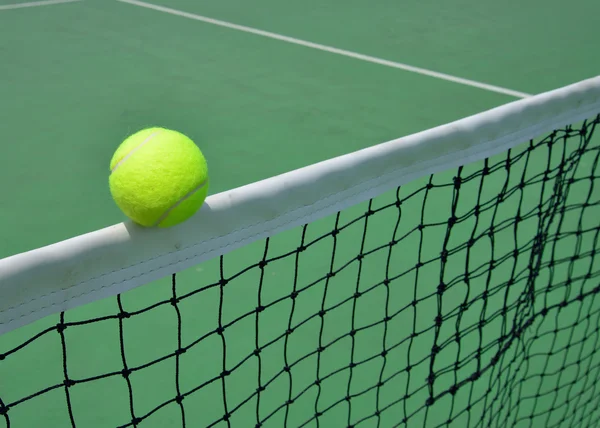 Tennisball auf dem grünen Platz — Stockfoto