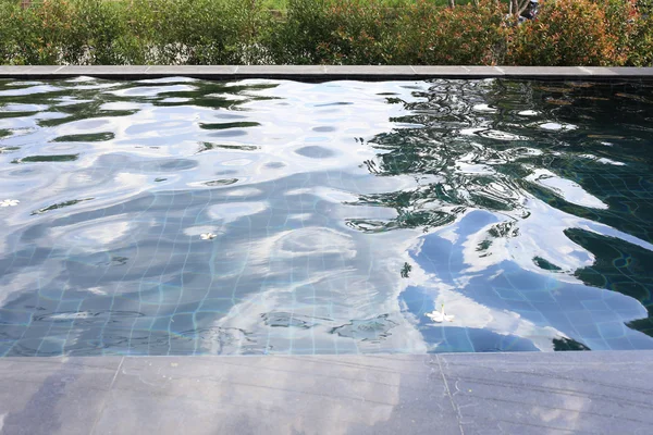 현대 리조트 호텔의 수영장 — 스톡 사진