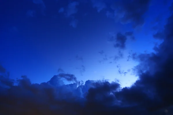 Céu noturno com fundo nuvem — Fotografia de Stock