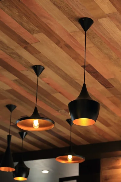 Lampada a sospensione nera sulla parete di legno del soffitto — Foto Stock