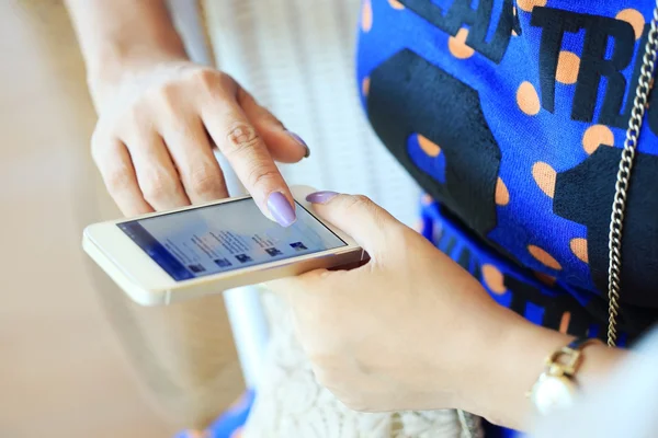 Vrouw met behulp van een slimme telefoon — Stockfoto