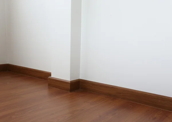 Mortero blanco pared y suelo de madera en la habitación — Foto de Stock