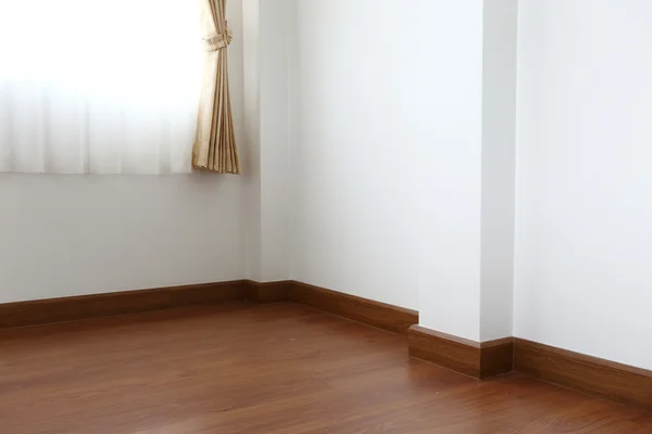 Parede de argamassa branca e piso de madeira na sala — Fotografia de Stock