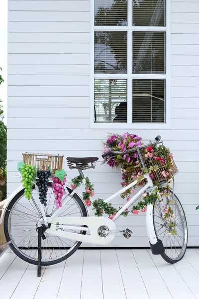 Vélo blanc debout décoré dans la maison blanche — Photo