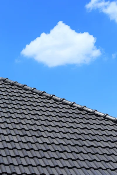 Toit en tuile sur une nouvelle maison avec ciel bleu — Photo