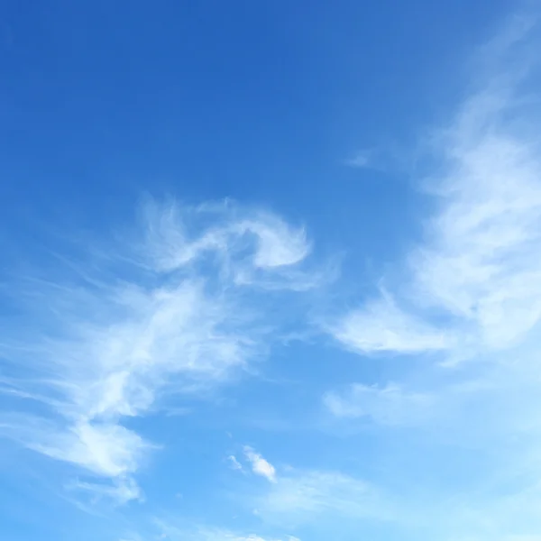 Céu azul com fundo de nuvem branca — Fotografia de Stock