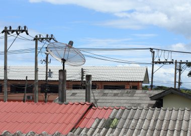 Uydu anteni ve Tv antenleri ile elektrik ev çatıda