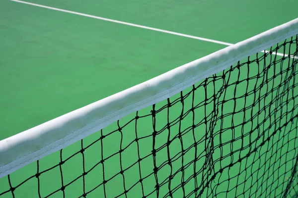 Tennisnetz auf dem grünen Platz — Stockfoto