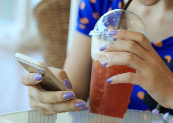 Mujer usando un teléfono inteligente —  Fotos de Stock