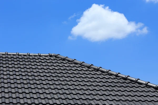 Toit en tuile sur une nouvelle maison avec ciel bleu — Photo