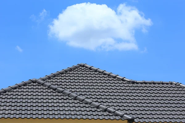 Tegeltak på ett nytt hus med blå himmel — Stockfoto